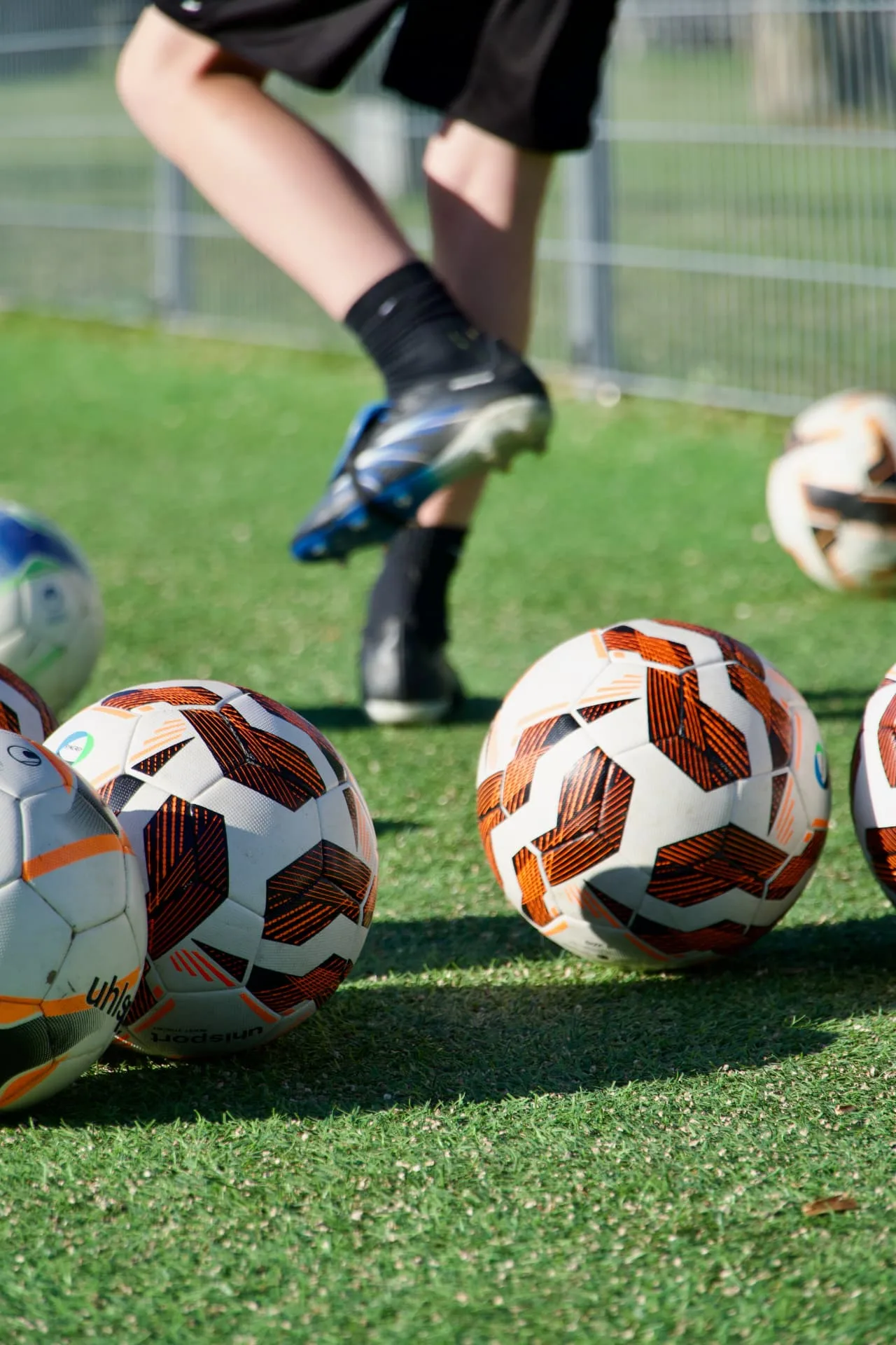 Fodbolde på banen til træning hos IKA Ringsted