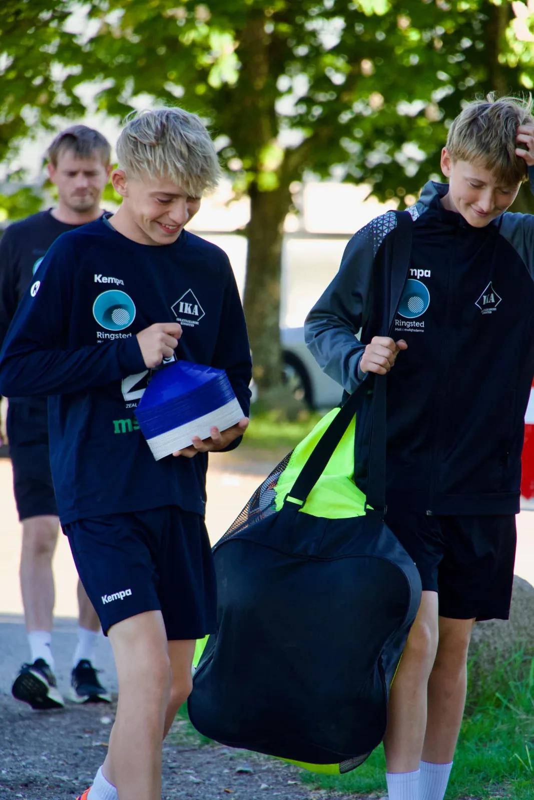 Elever på vej til træning